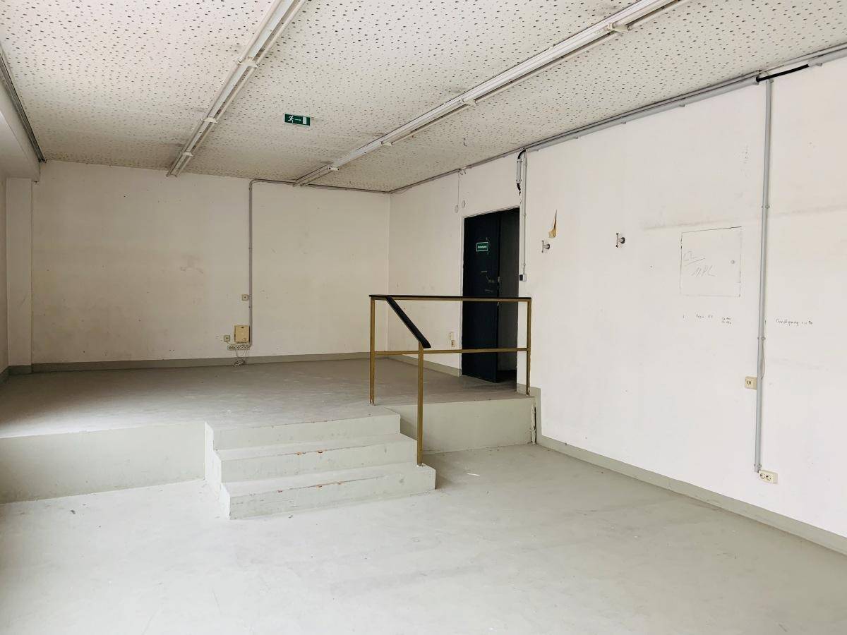 Gewerbefläche mit erhöhter Plattform und Zugang zu einem weiteren Bereich.