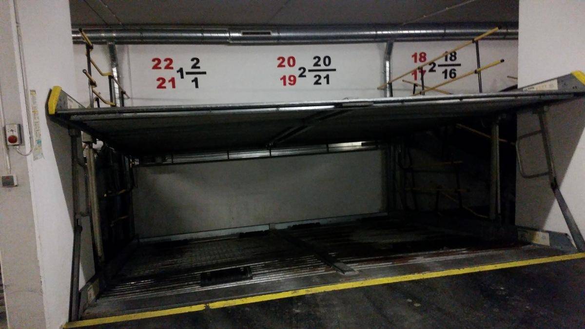 Tiefgaragenstellplatz mit einem mechanischen Parksystem für zwei Fahrzeuge.