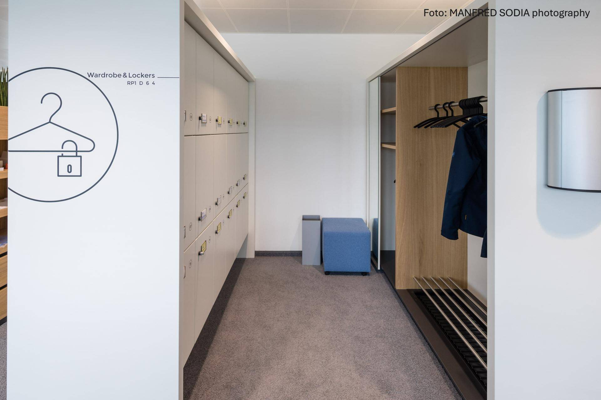 Heller Flur mit praktischen Schließfächern und einer offenen Garderobe für Mäntel und Jacken.