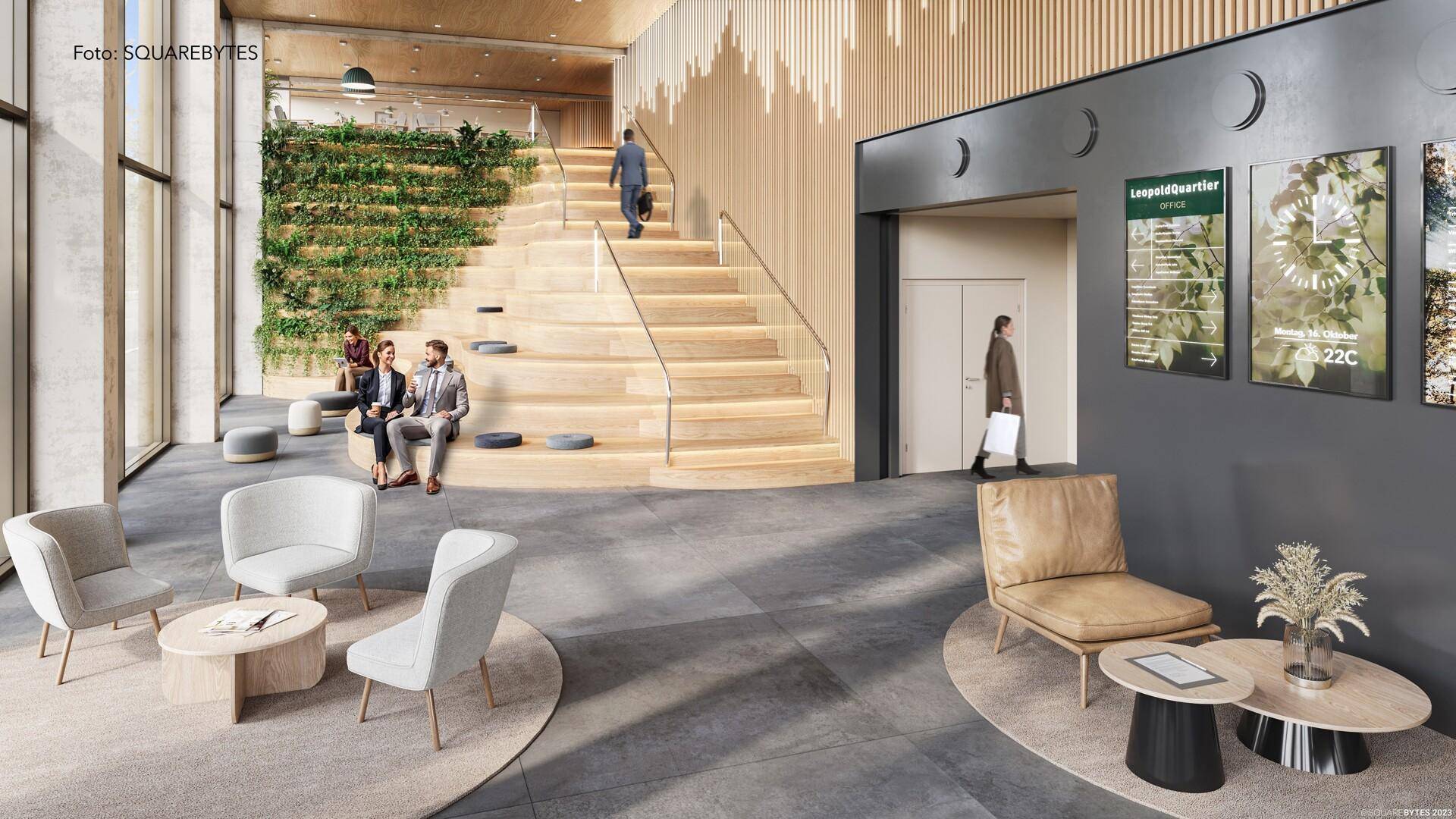Moderne Lobby mit großer Holztreppe, vertikaler Begrünung und bequemen Sitzbereichen für Besucher.