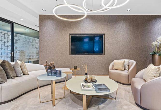 Elegante Lounge mit bequemen Sitzgelegenheiten, modernem TV und stilvoller Beleuchtung für entspannte Momente.