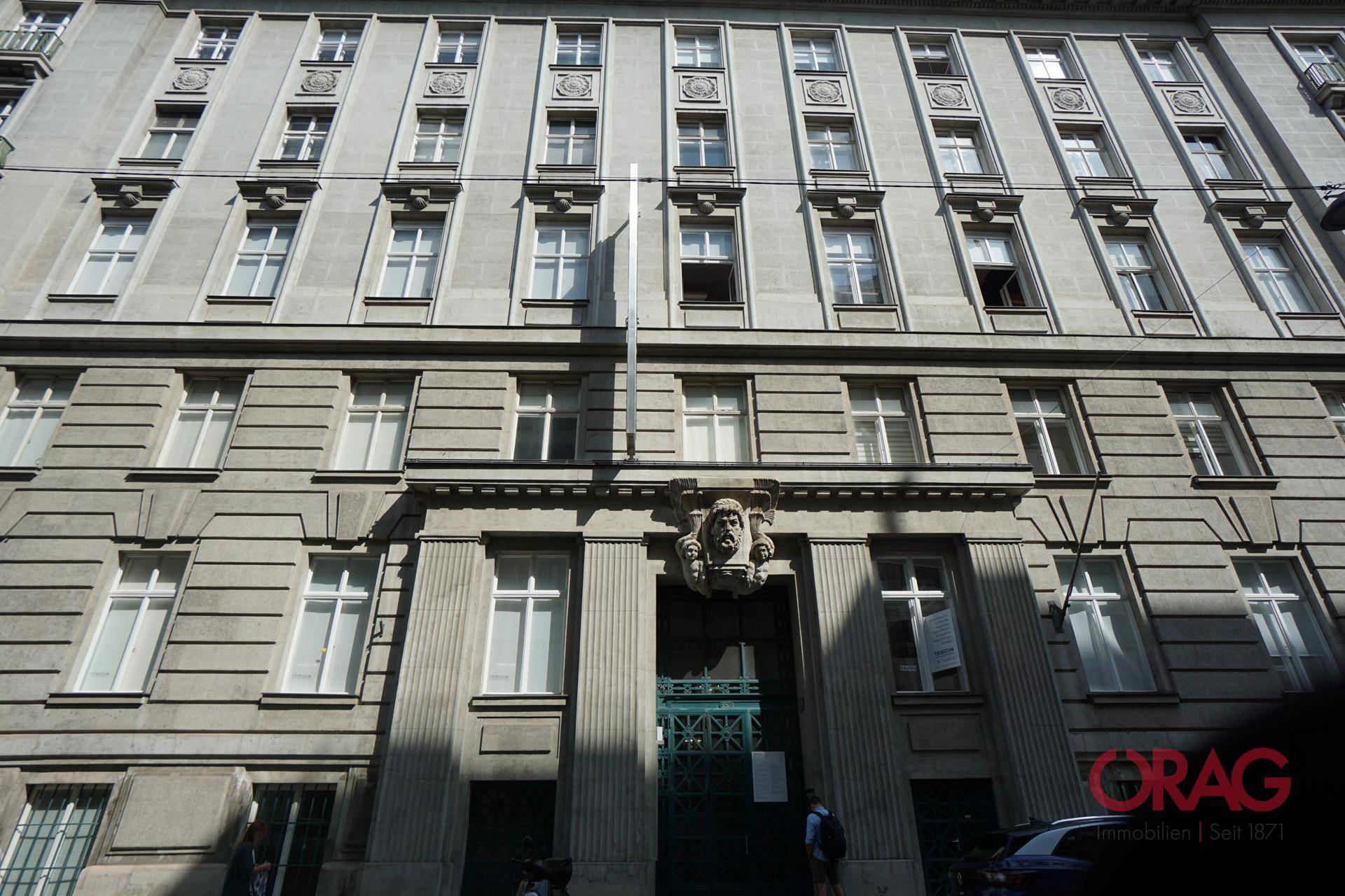 Imposante Fassade eines historischen Gebäudes mit zahlreichen Fenstern und klassischen architektonischen Details.