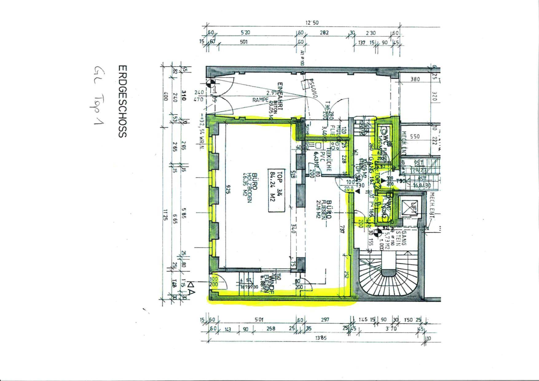 Grundriss des Erdgeschosses mit Büroflächen, einer Rampe und Treppenhaus, detailliert dargestellt.
