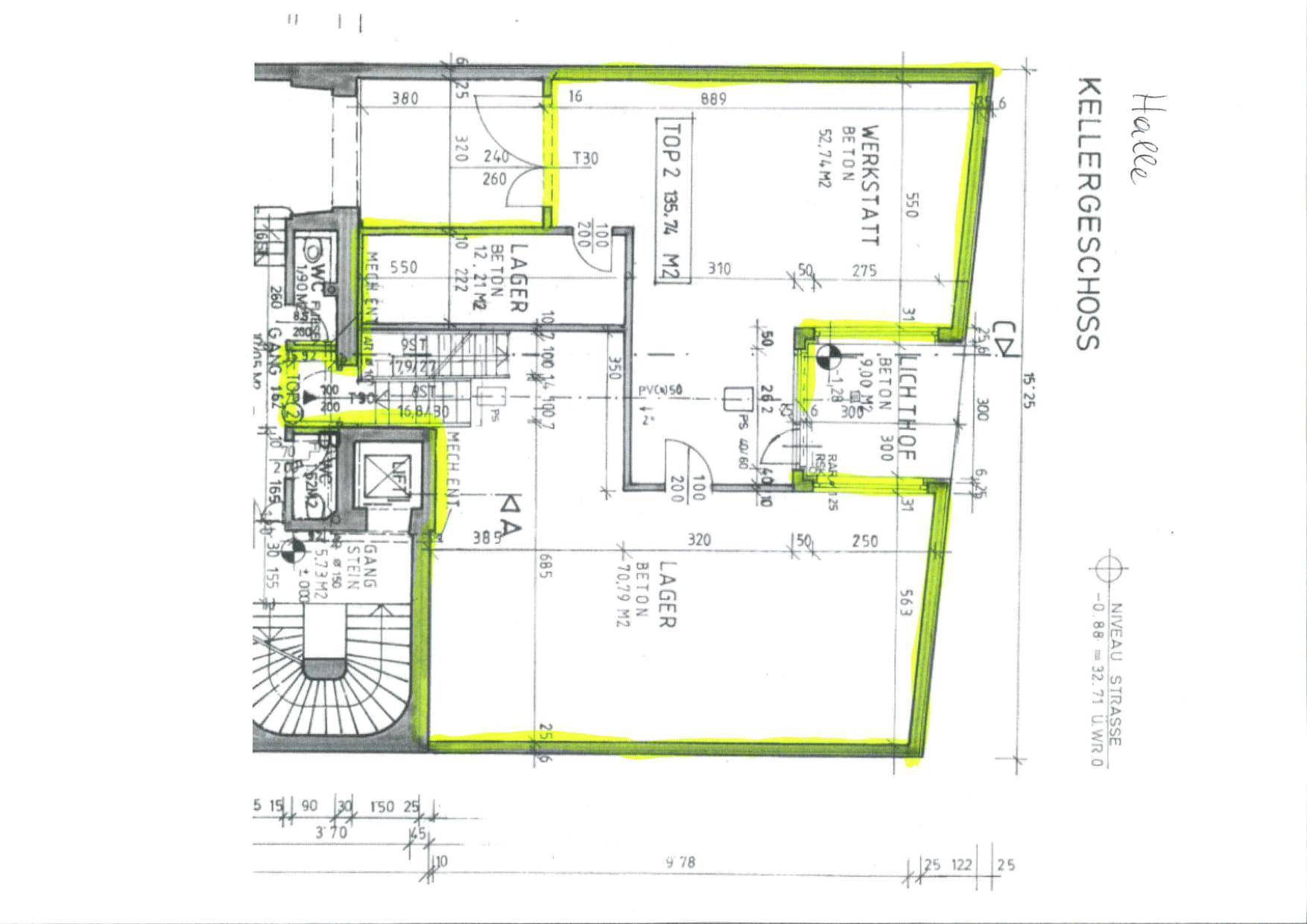 Grundriss des Kellergeschosses mit Werkstatt, Lagerflächen und einem Lichthof, übersichtlich gezeichnet.