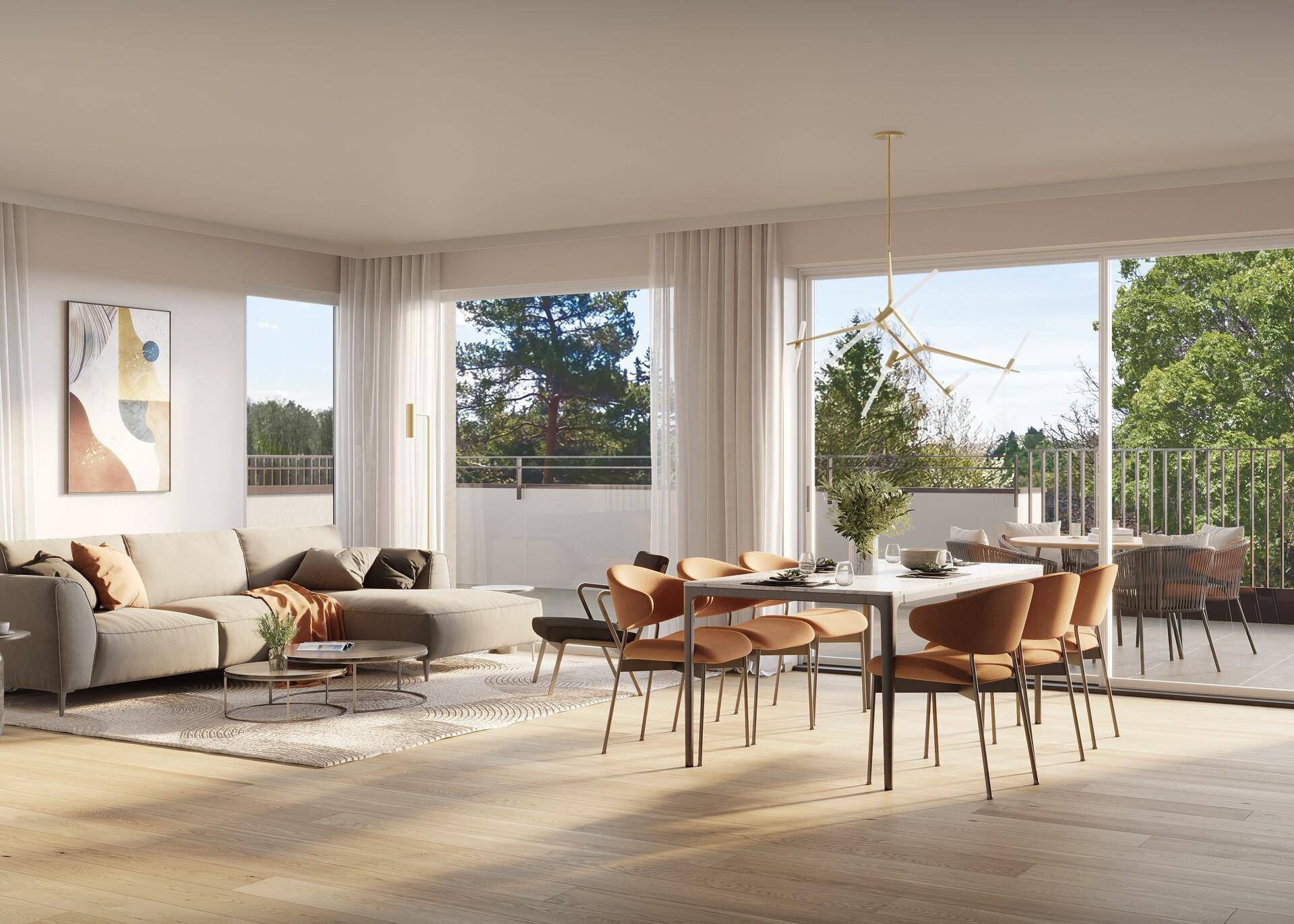 Heller, offener Wohn-Essbereich mit großen Fenstern, Holzboden und Zugang zum Balkon.