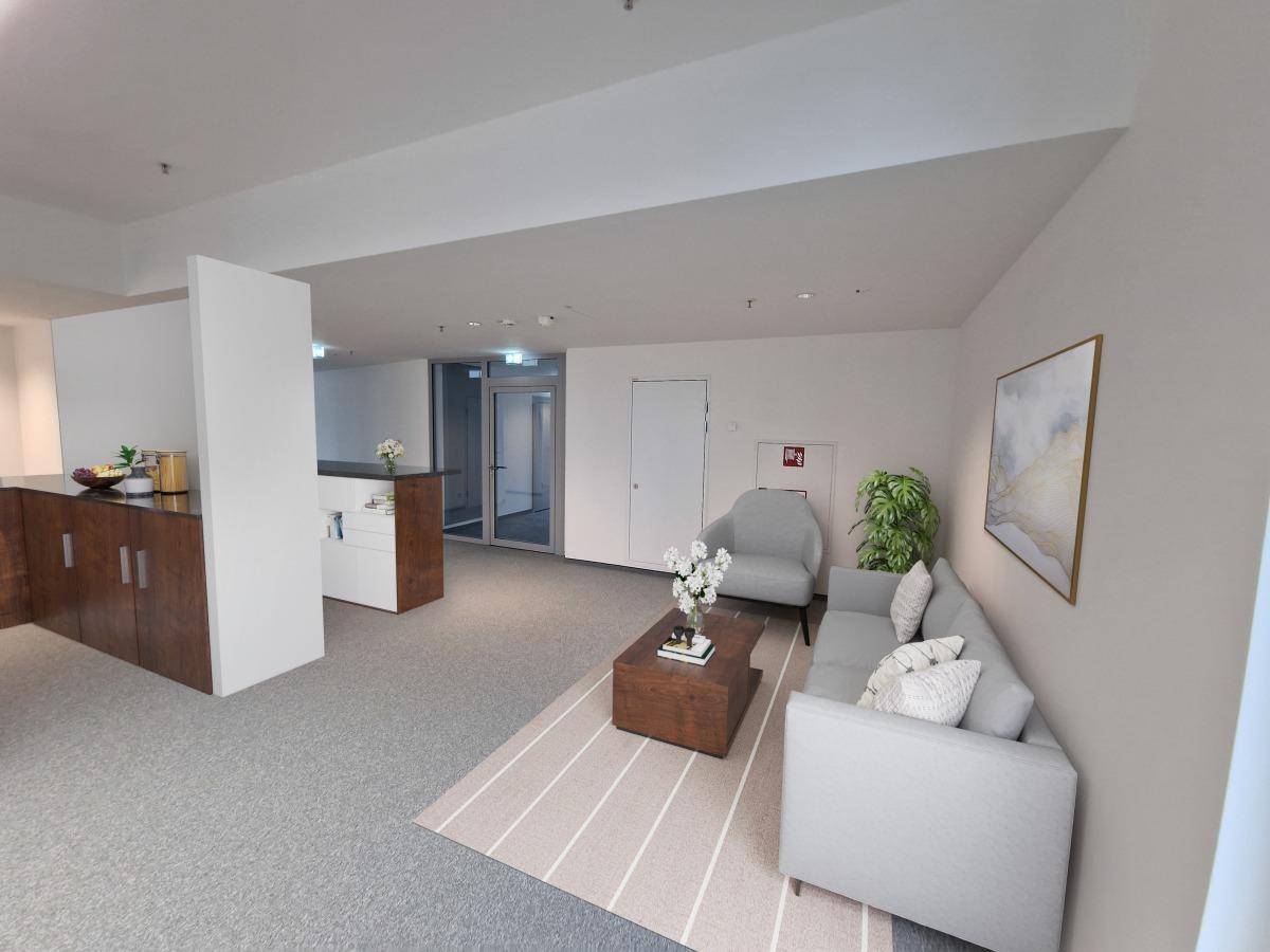 Gemütlicher Empfangsbereich oder Lounge mit bequemen Sofas, einem Couchtisch und einem Sideboard.