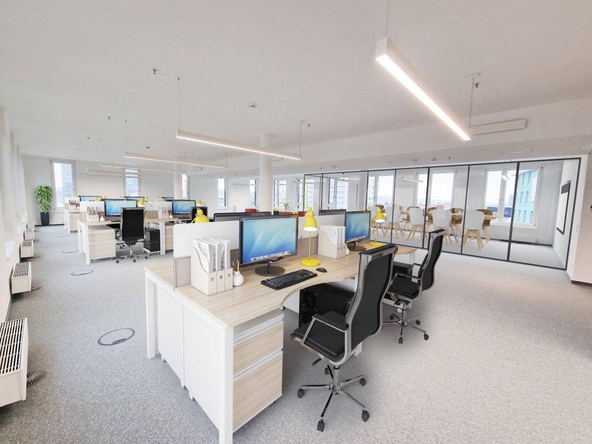 Großzügiger, heller Großraumbüro mit modernen Arbeitsplätzen und Blick auf separate Büros durch Glaswände.