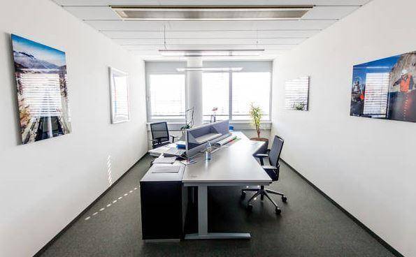 Helles Einzelbüro mit modernem Schreibtisch, ergonomischen Stühlen und großen Fenstern für viel Tageslicht.
