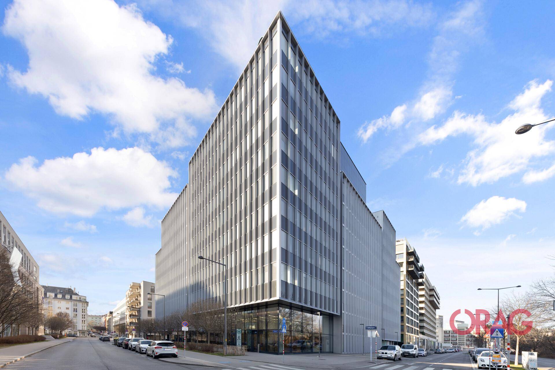 Modernes Bürogebäude mit markanter Glasfassade und zeitgenössischer Architektur an einer städtischen Straße.