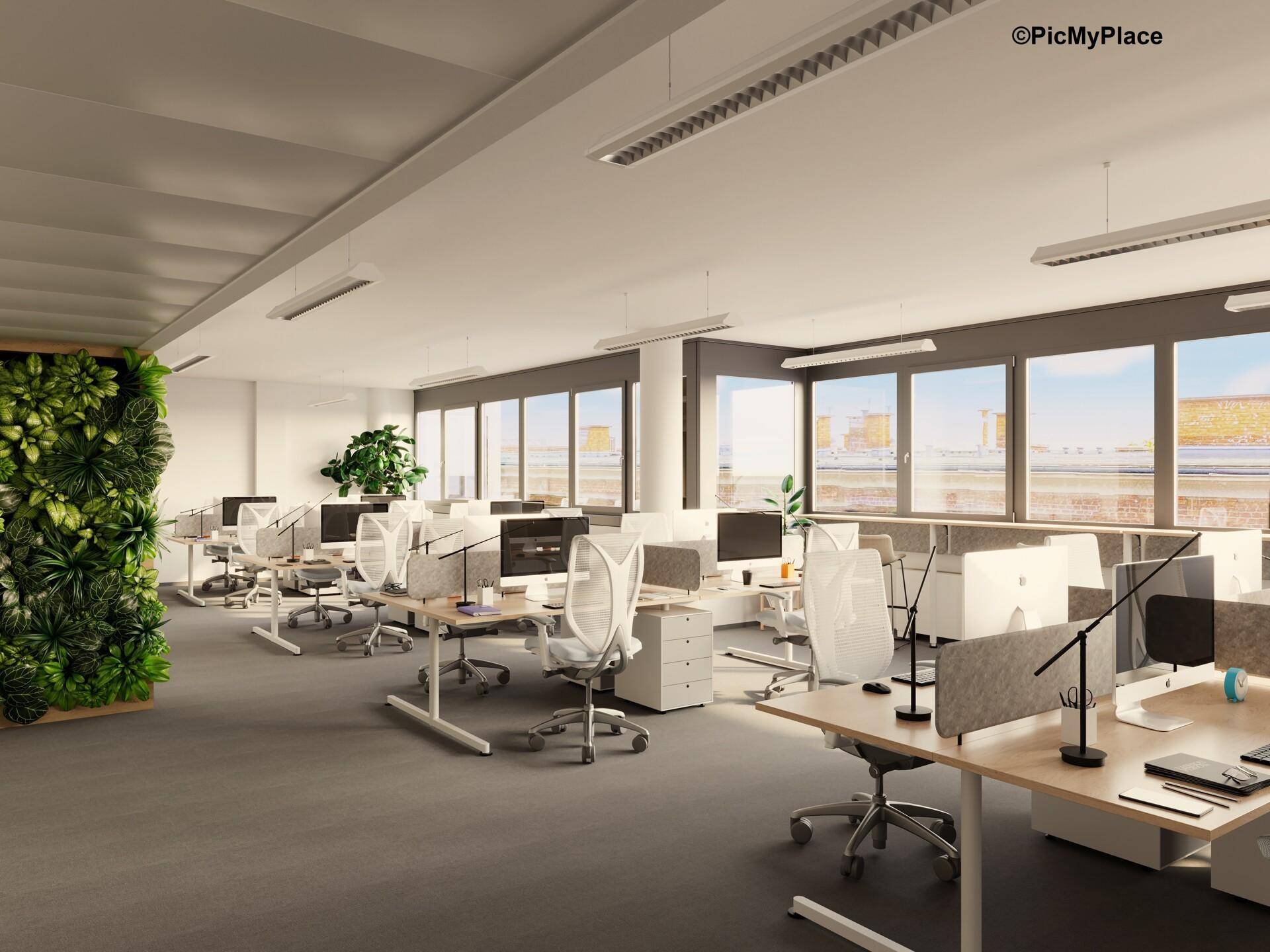 Großzügliches Großraumbüro mit mehreren Arbeitsplätzen, ergonomischen Stühlen und einer dekorativen grünen Wandinstallation.