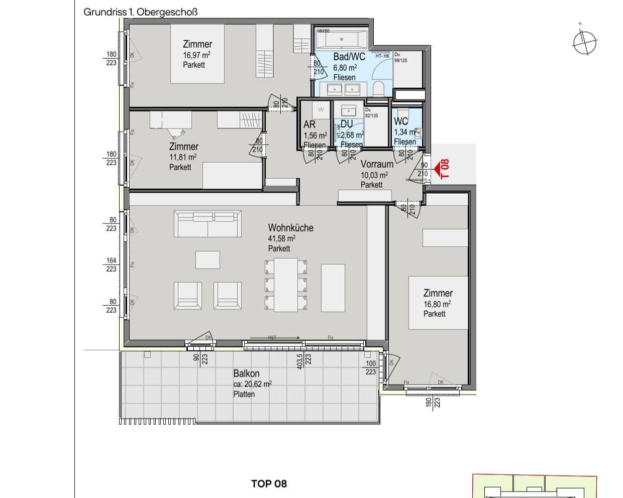 Grundriss des 1. Obergeschosses mit Wohnküche, drei Zimmern und Balkon.