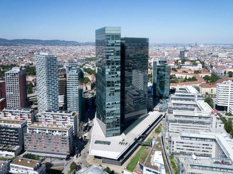 Luftaufnahme eines modernen Bürokomplexes mit mehreren Hochhäusern in einer städtischen Umgebung.