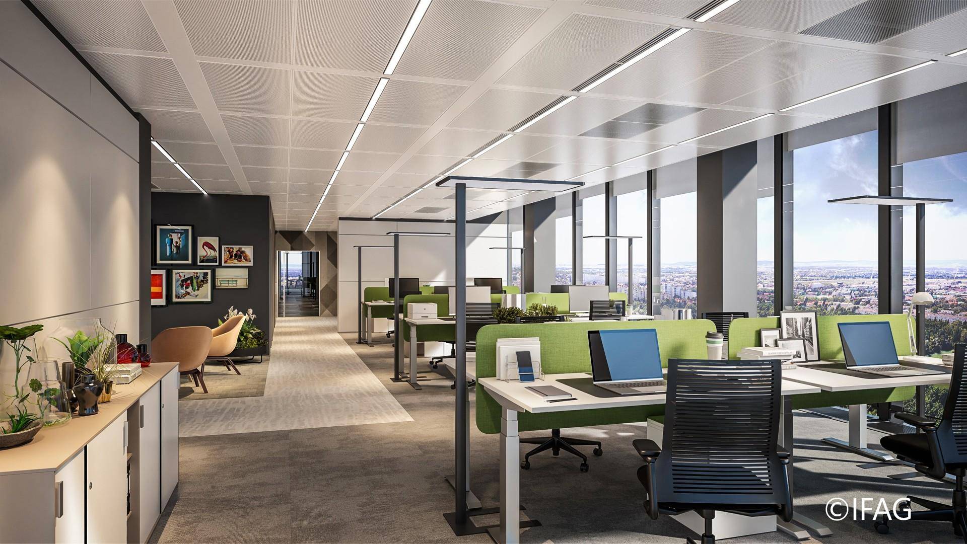 Offener Bürobereich mit modernen Arbeitsplätzen, großen Fenstern und Blick auf die Stadt.