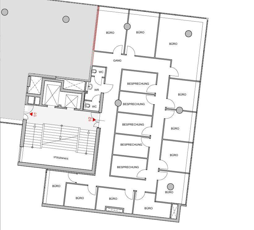 Detaillierter Grundriss einer Büroetage mit mehreren Büros, Besprechungsräumen, Treppenhaus und Sanitäranlagen.