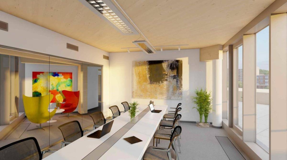 Moderner Konferenzraum mit langem Tisch, bequemen Stühlen und großen Fenstern, die eine helle und produktive Arbeitsumgebung schaffen.