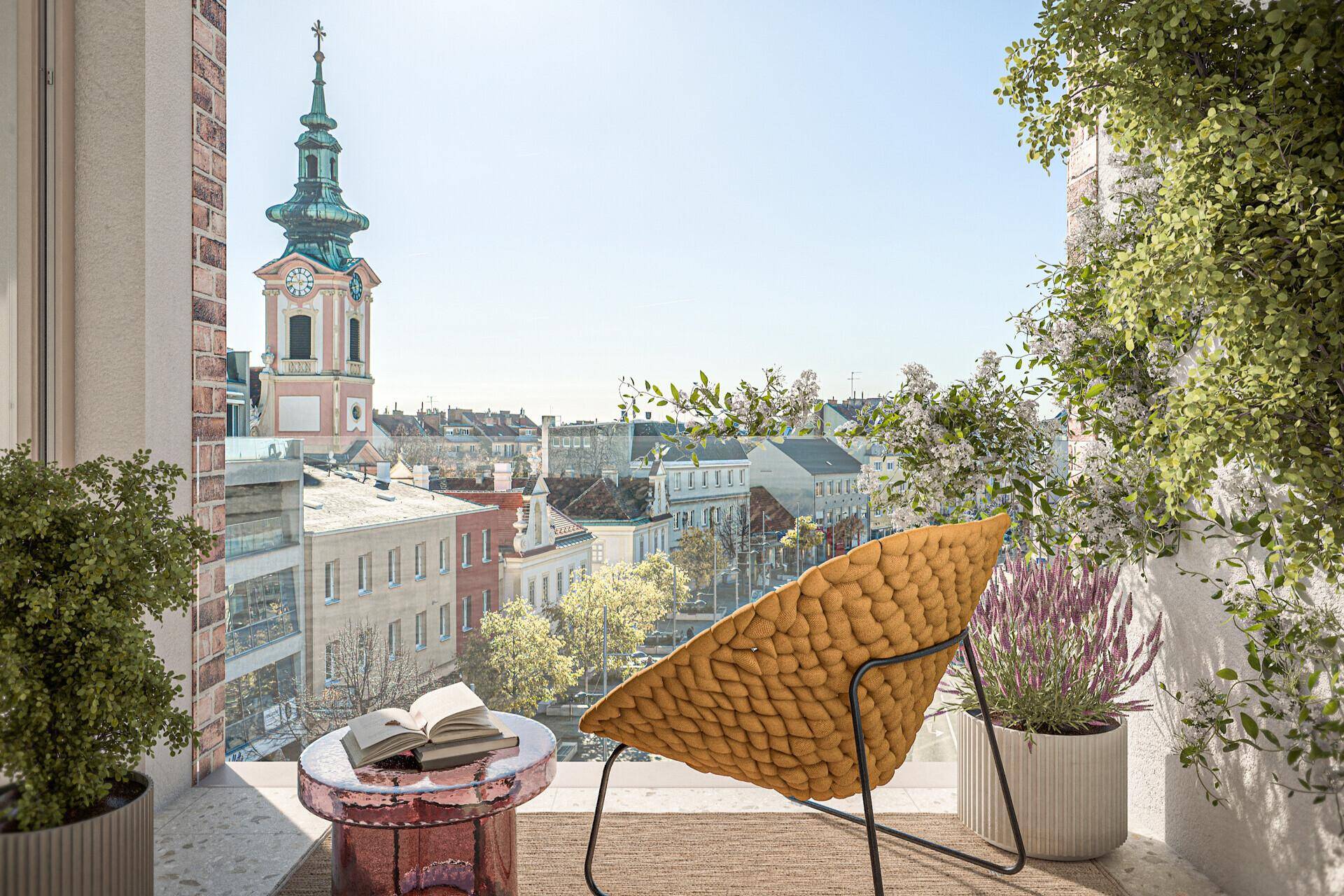 Sonniger Balkon mit Sitzgelegenheit und charmantem Blick auf die Kirchturmspitze der Stadt.