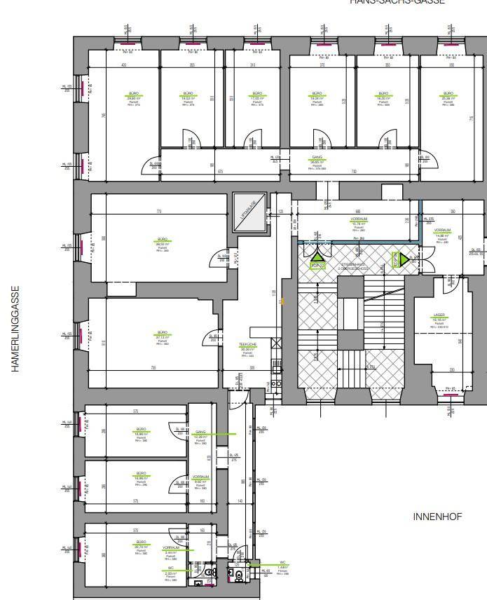 Detaillierter Grundriss des Gebäudes mit mehreren Büroeinheiten und Innenhof.