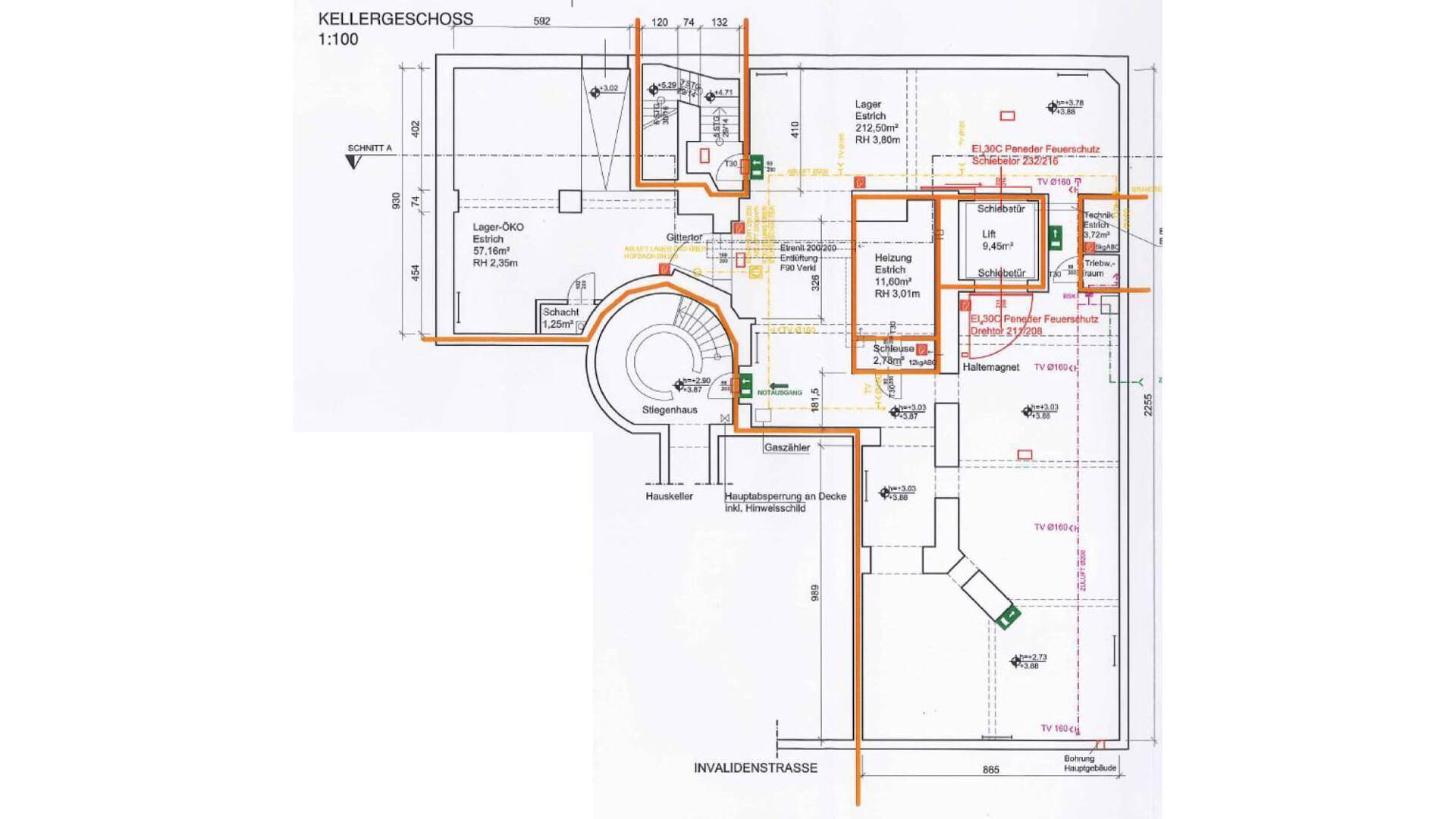 Grundriss des Kellergeschosses mit Lagerbereichen, Heizungsraum und einem Treppenhaus mit Aufzug.