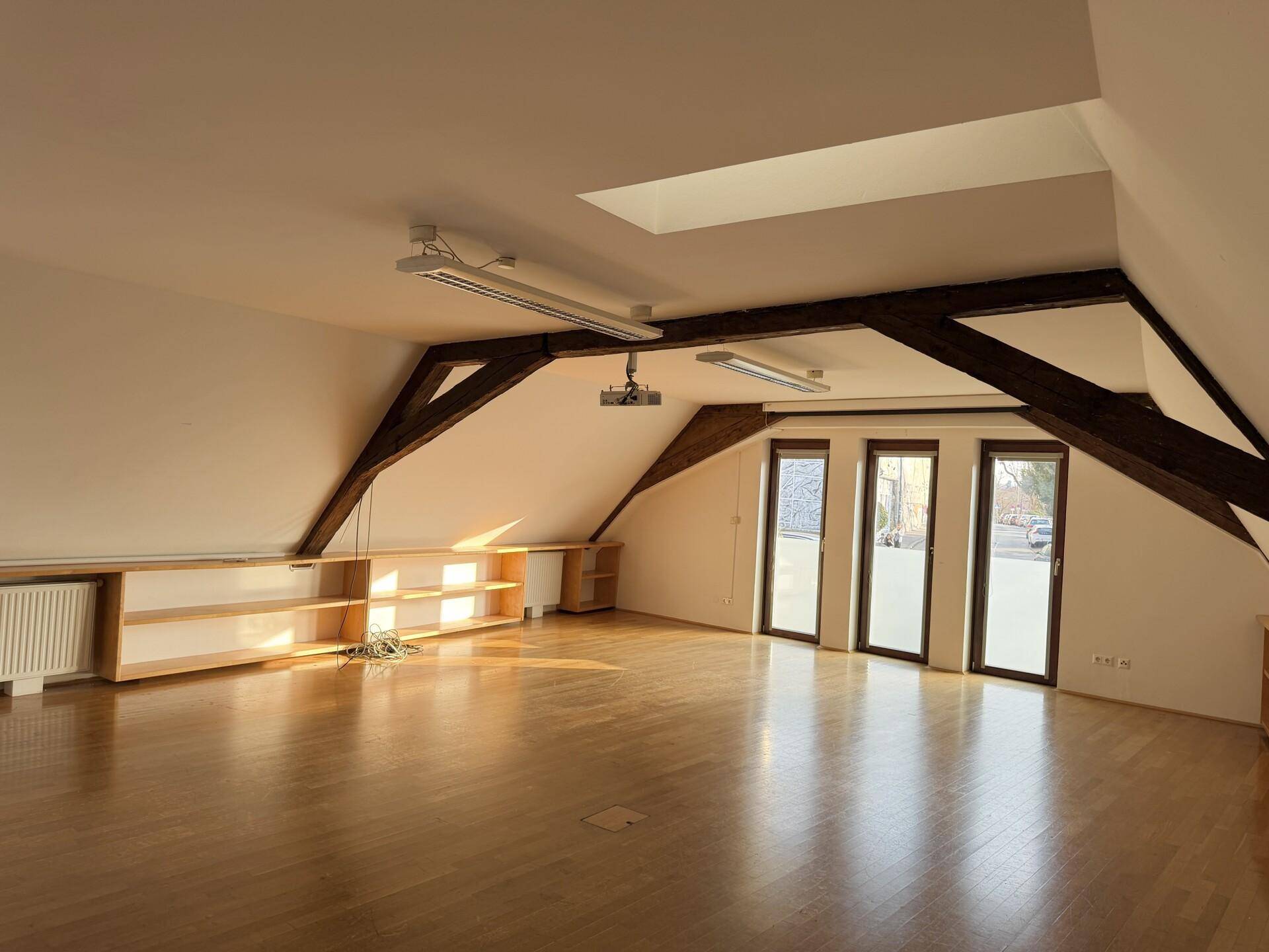Großzügige Altbau-Bürofläche in Bestlage - zu mieten - Vista 4