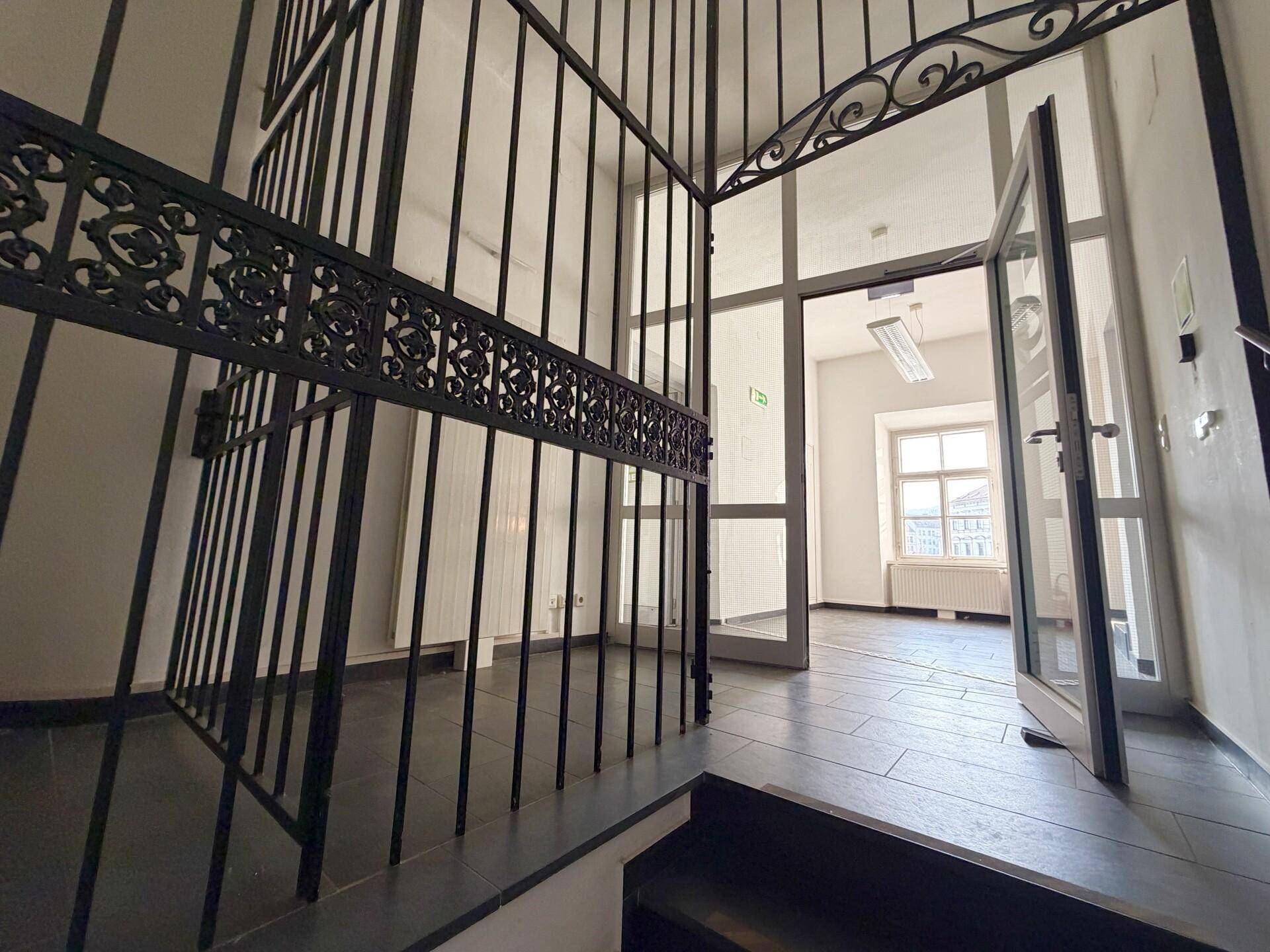 Großzügige Altbau-Bürofläche in Bestlage - zu mieten - Altro