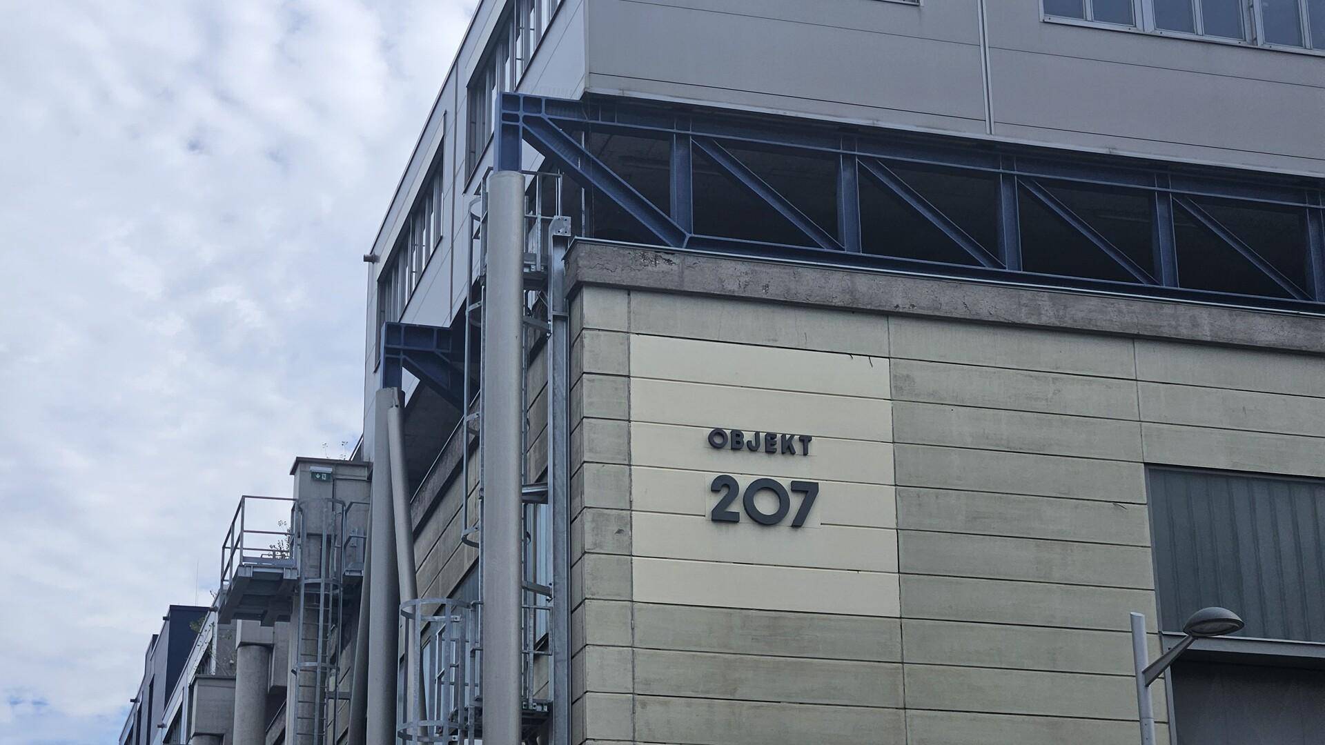 Nahaufnahme der Fassade eines modernen Bürogebäudes mit der Objektnummer 207.