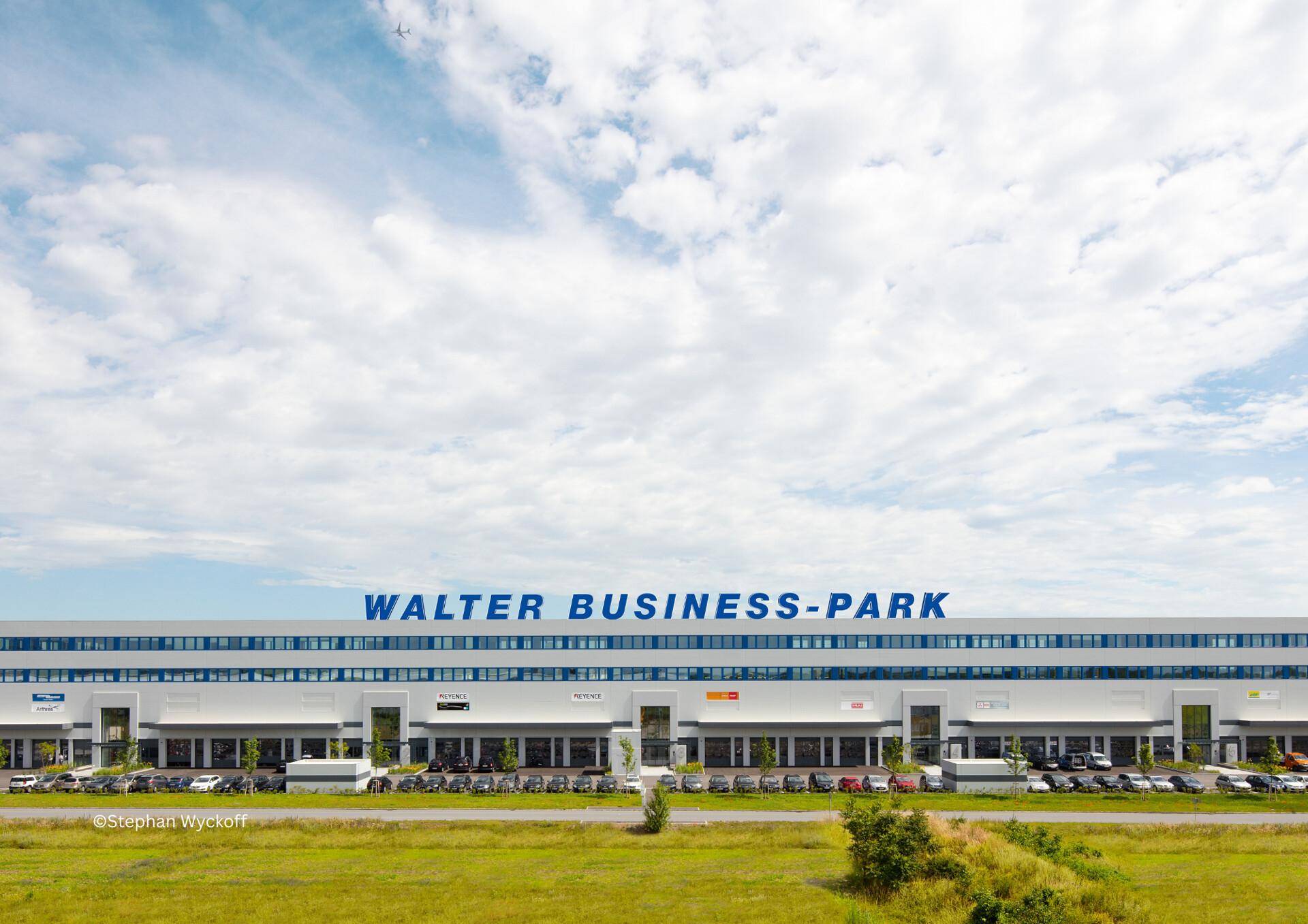 Weitläufiger Walter Business-Park mit mehreren Gebäuden, Parkplätzen und Grünflächen.