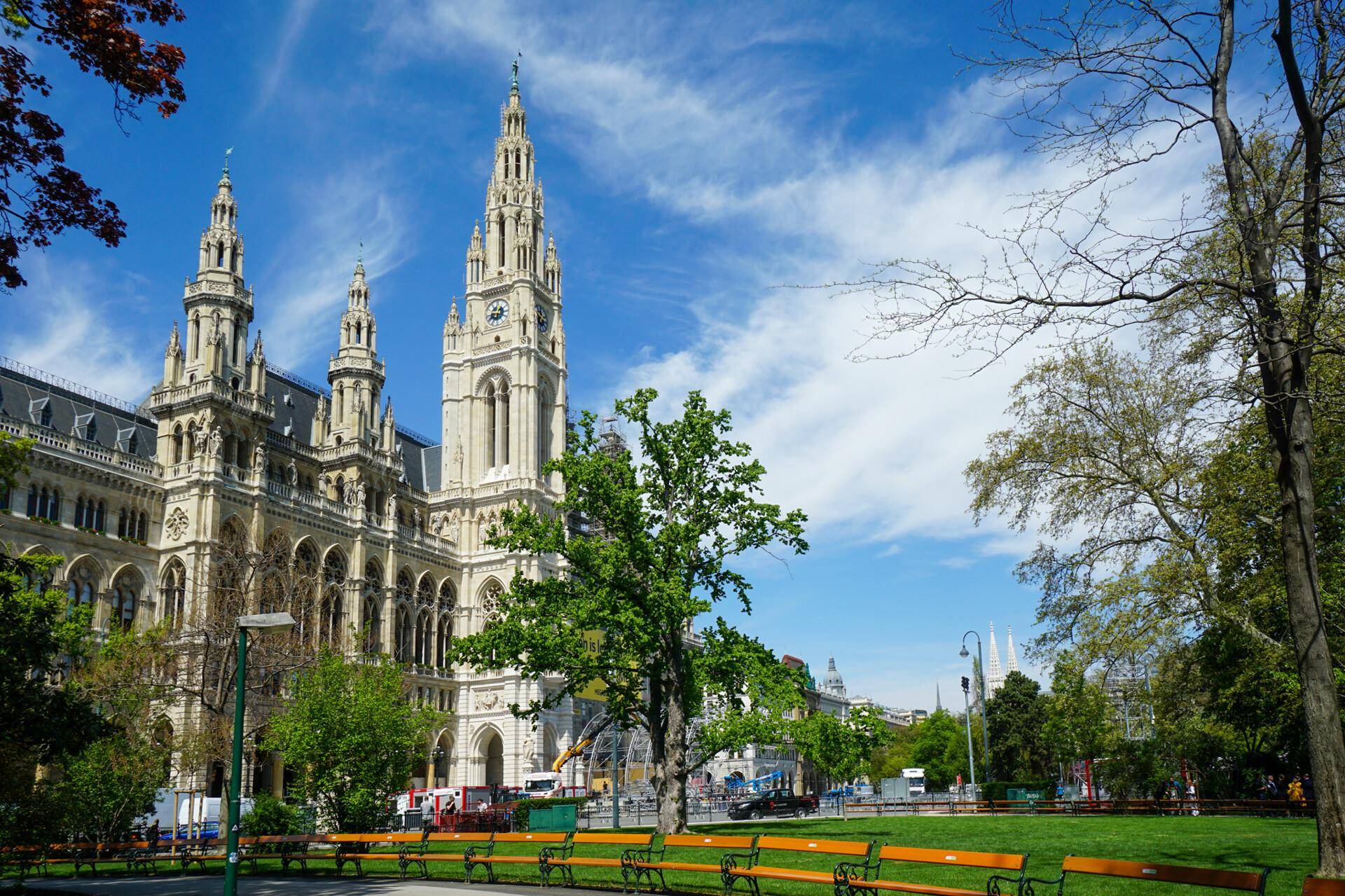 Wundervolle 5-Zimmer-Altbauwohnung nahe Rathaus - Sanierung nach Ihren Vorstellungen - zu mieten in 1010 Wien - Widok 3