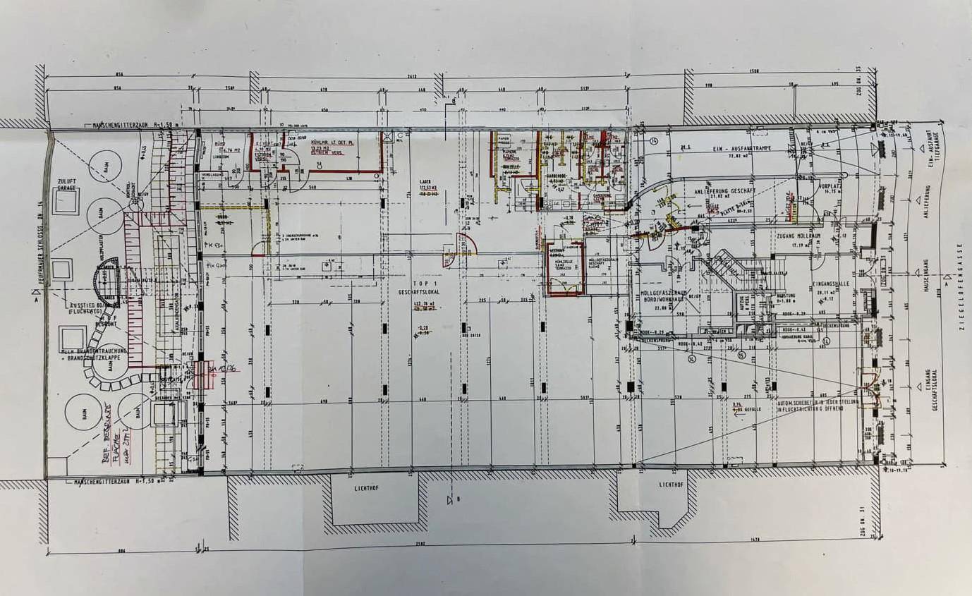 Detaillierter Grundrissplan eines Gewerbeobjekts mit Büros, Lagerräumen und mehreren Toiletten, inklusive Aufzug.