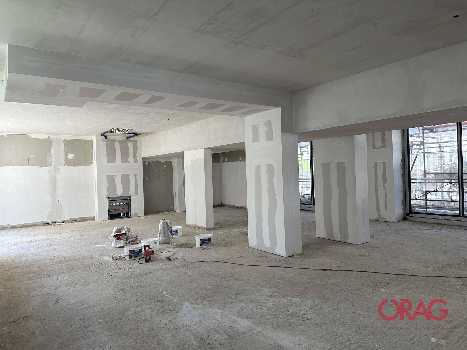 Geräumiger Rohbau mit Säulen und Deckenstrukturen, bereit für den weiteren Ausbau.