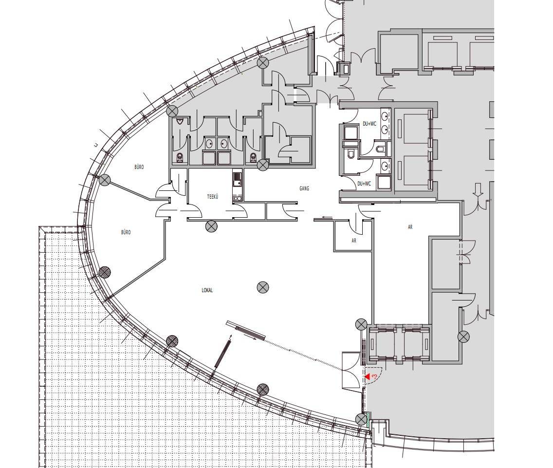 Grundrissplan einer Etage mit mehreren Büros, einem Ladenlokal und Sanitärbereichen.