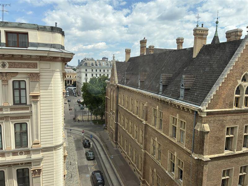 Panoramablick auf die Stadt mit historischen Gebäuden und einer belebten Straße von oben.