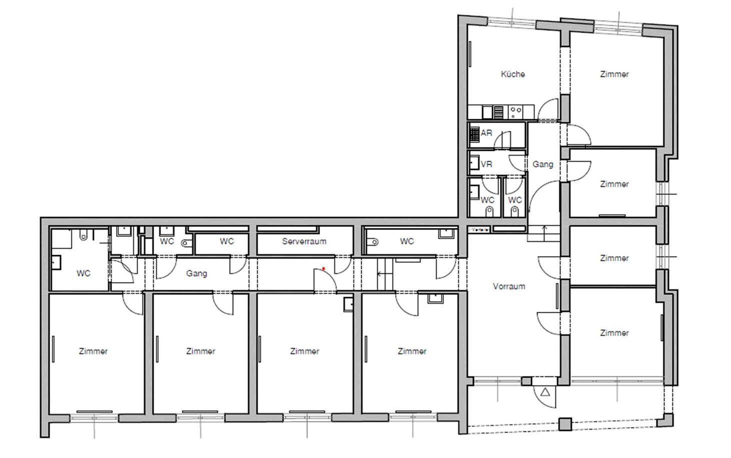 Grundrissplan eines Gebäudes mit mehreren Zimmern, Toiletten, einer Küche und Fluren.