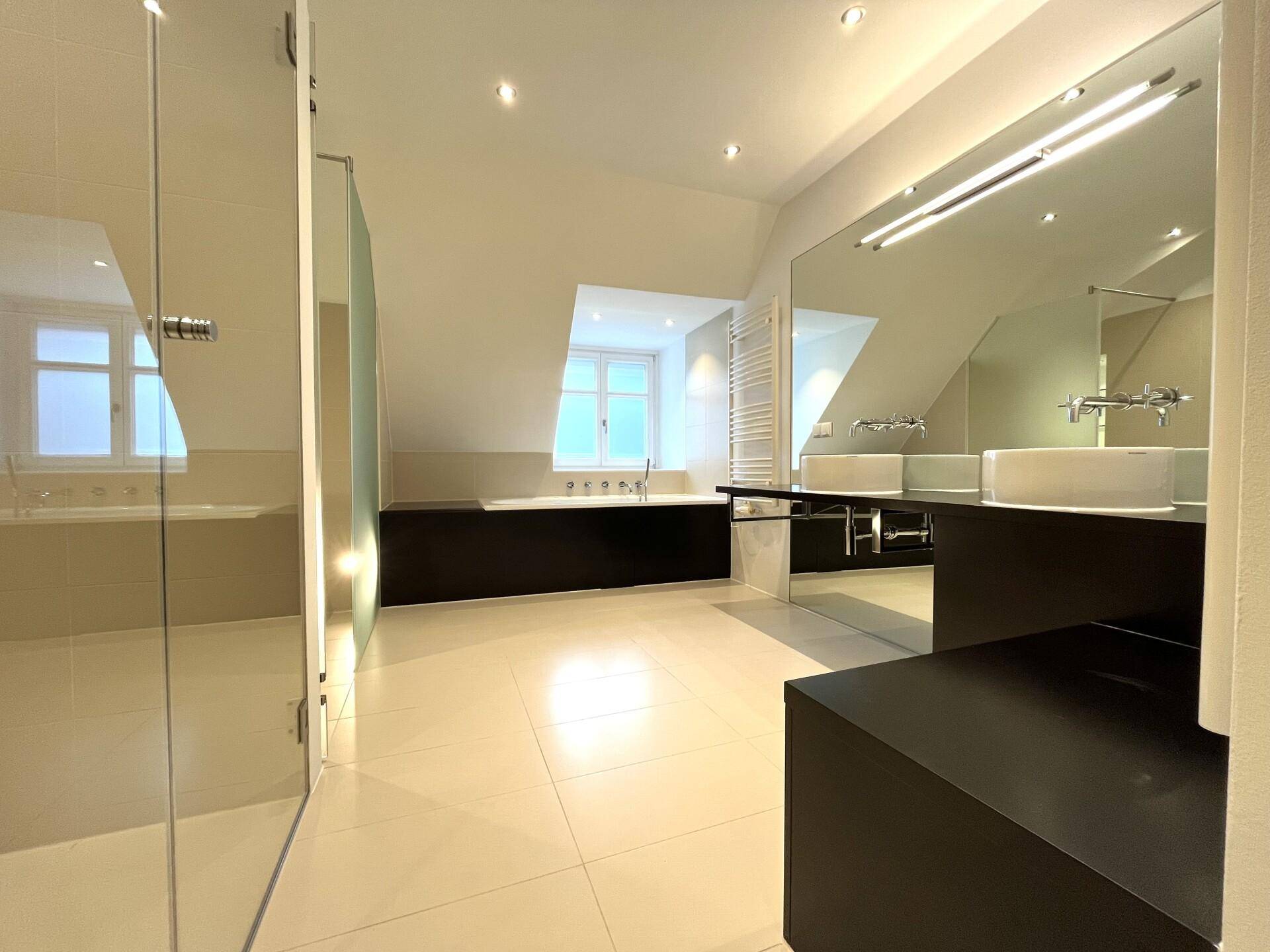 Großes, modernes Badezimmer im Dachgeschoss mit Doppelwaschbecken, Badewanne und begehbarer Dusche.