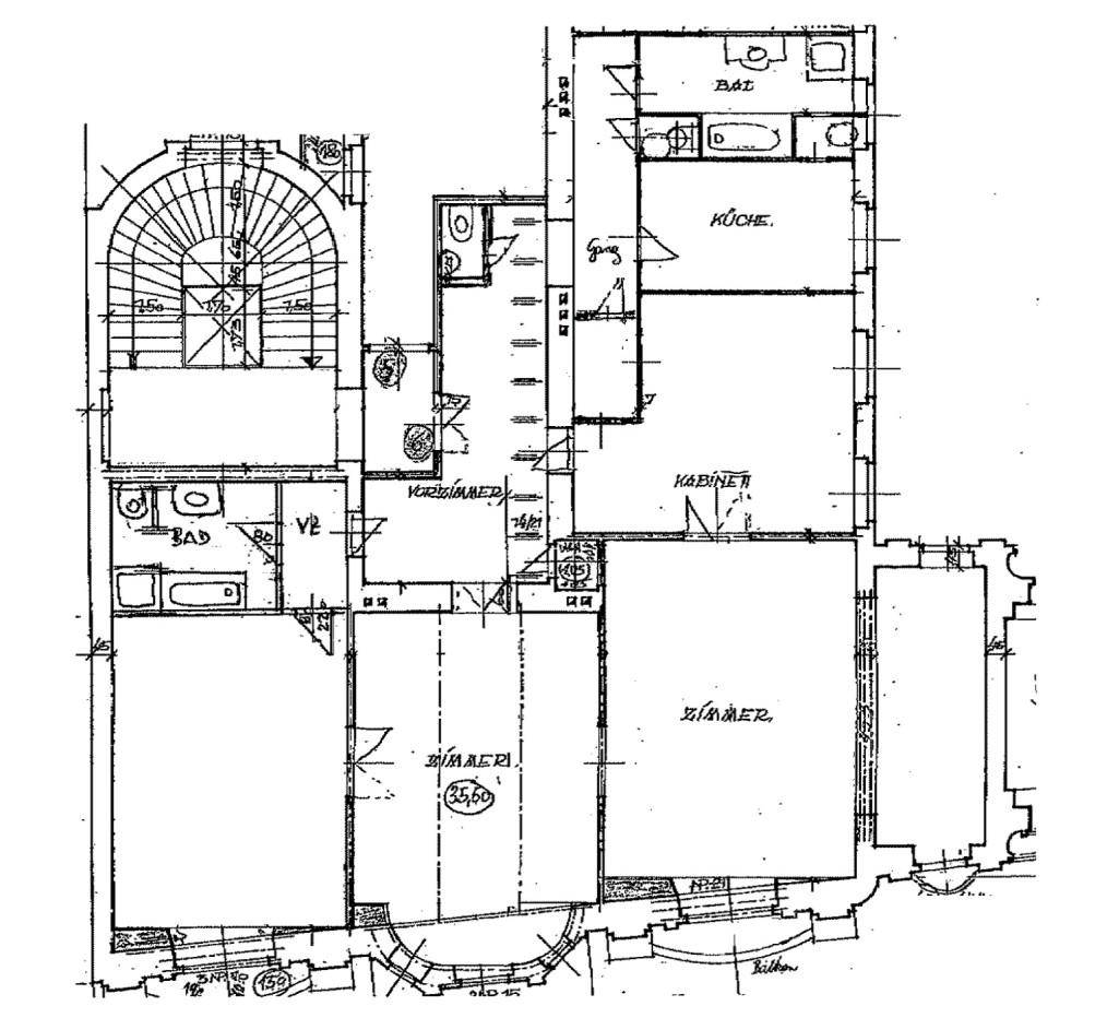 Detaillierter Grundriss der Wohnung mit verschiedenen Räumen und Balkon.