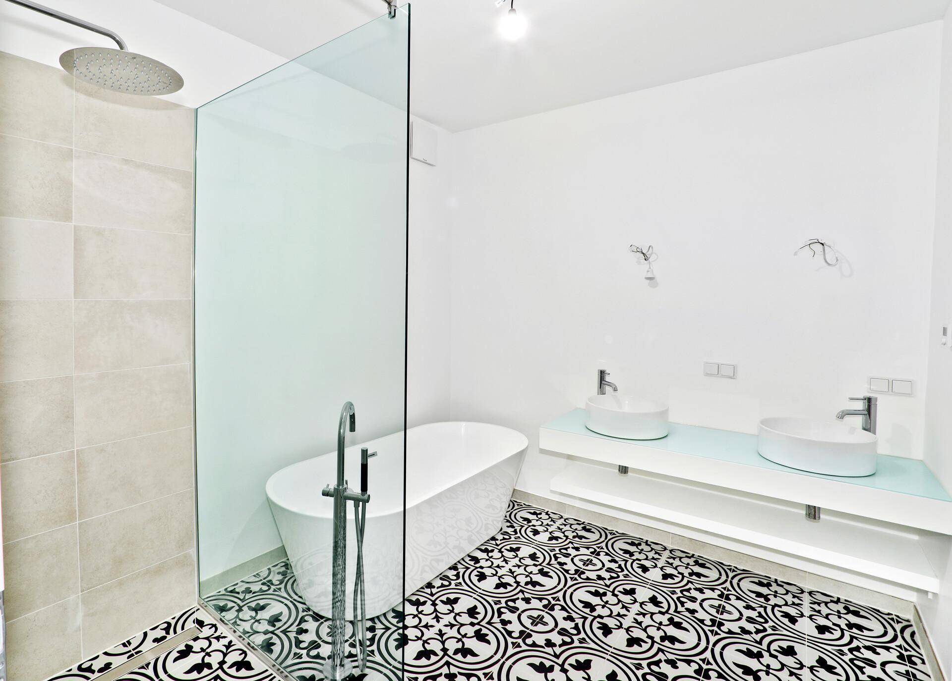 Modernes Badezimmer mit freistehender Badewanne, begehbarer Dusche und Doppelwaschbecken.