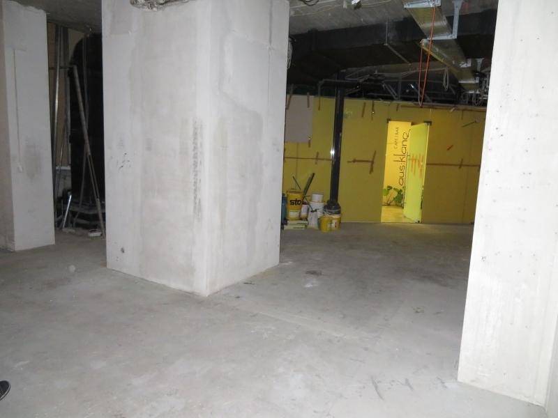 Großer, unfertiger Kellerraum mit massiven Betonpfeilern und sichtbaren Installationen an der Decke.