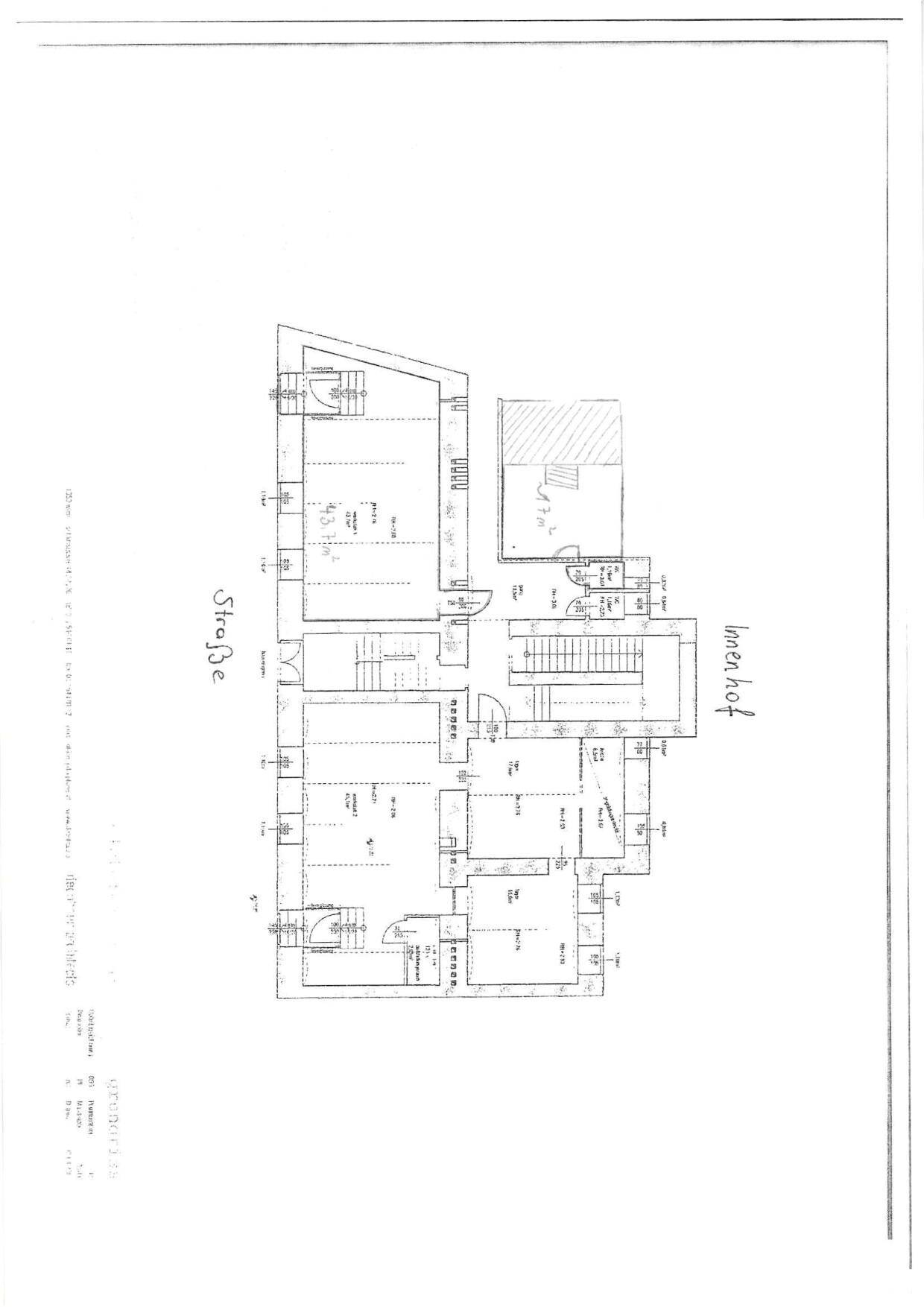 Grundrissplan eines Gebäudes mit mehreren Räumen, Treppen und Beschriftungen für Straße und Innenhof.