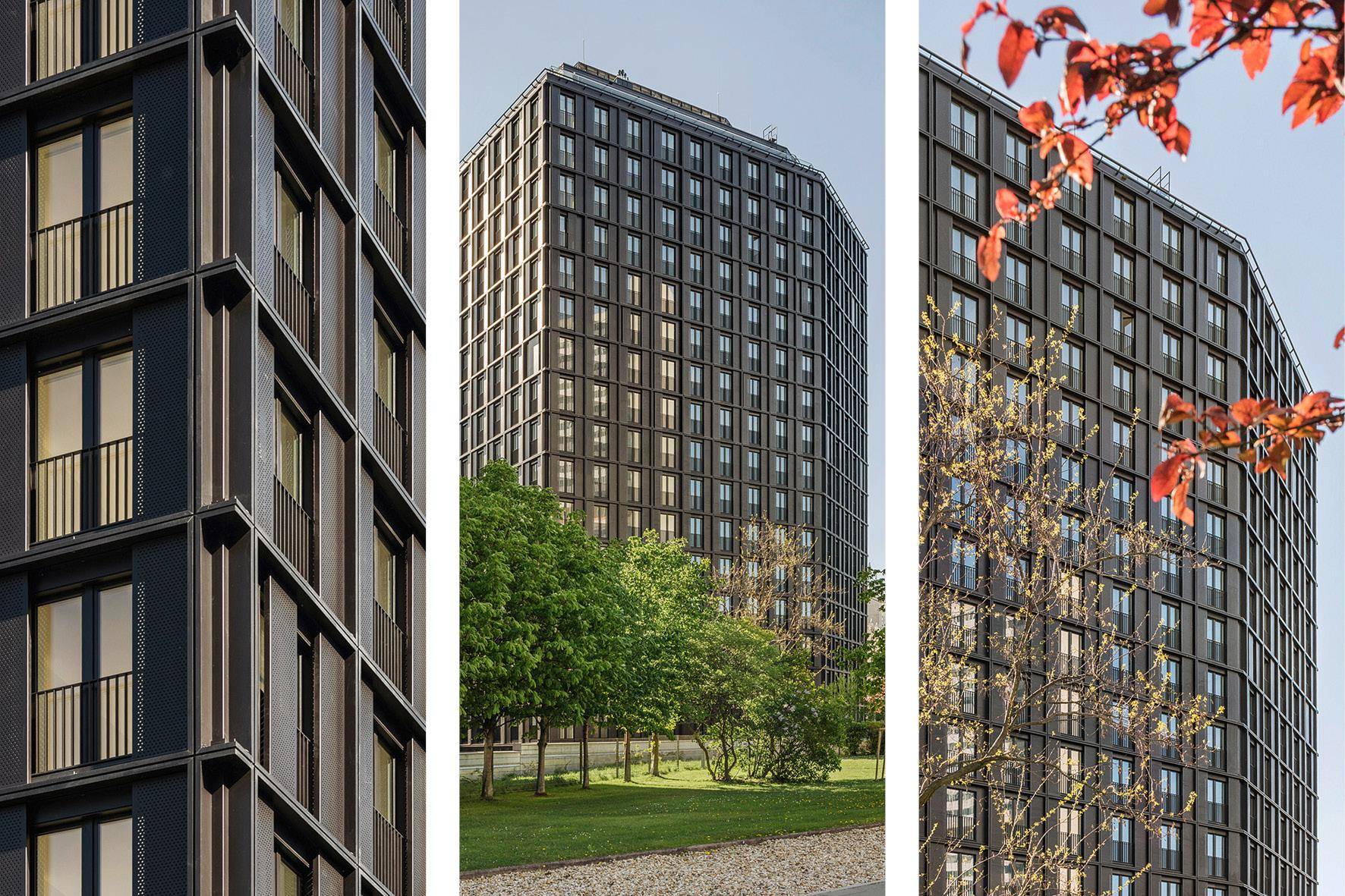 Moderne Hochhausfassade mit vielen Fenstern und Balkonen, umgeben von Bäumen.