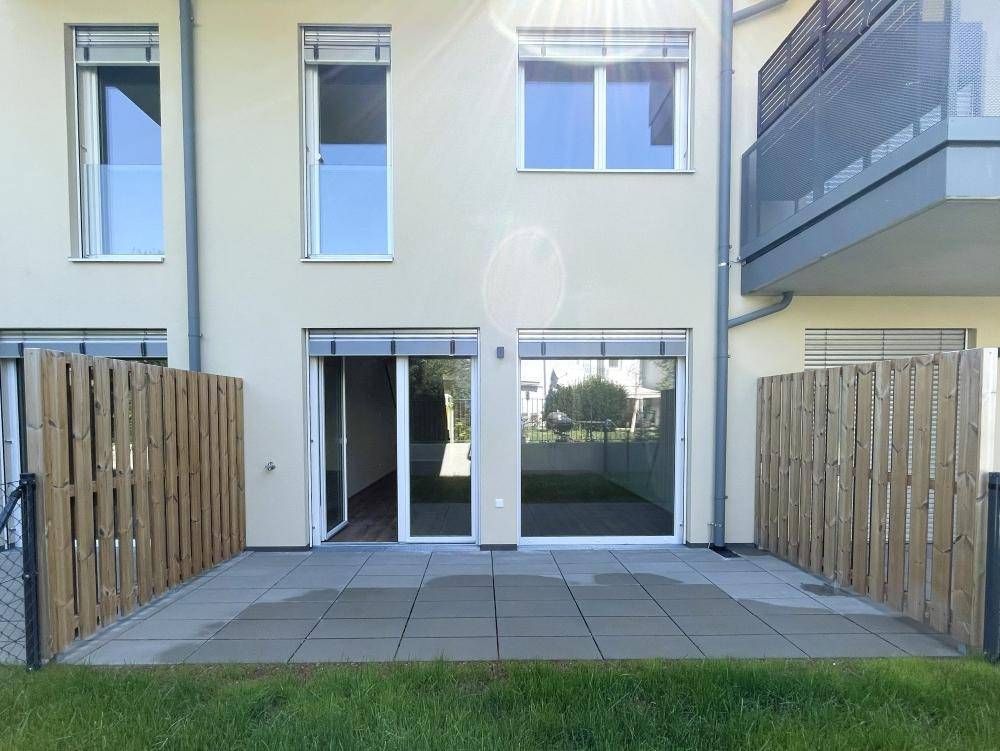 Rückseite des Gebäudes mit privaten Terrassen und Gärten, die viel Sonnenlicht erhalten.