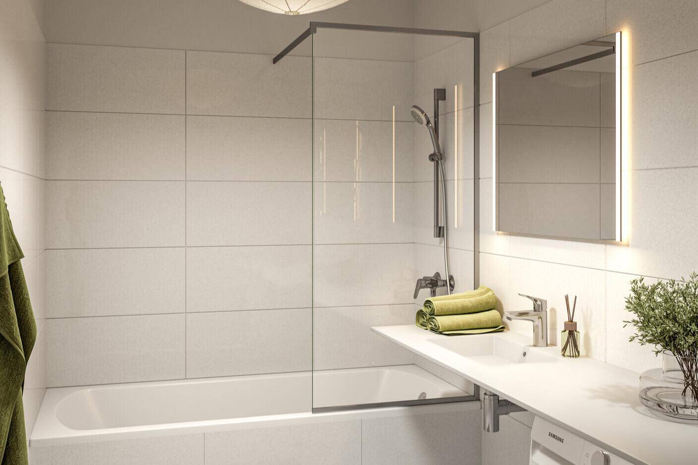 Modernes Badezimmer mit Badewanne, Duschwand, beleuchtetem Spiegel und hellen Fliesen.