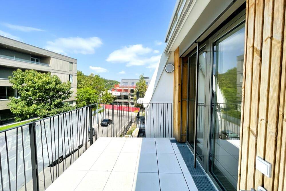 Sonniger Balkon mit moderner Architektur und weitem Blick über die Umgebung.