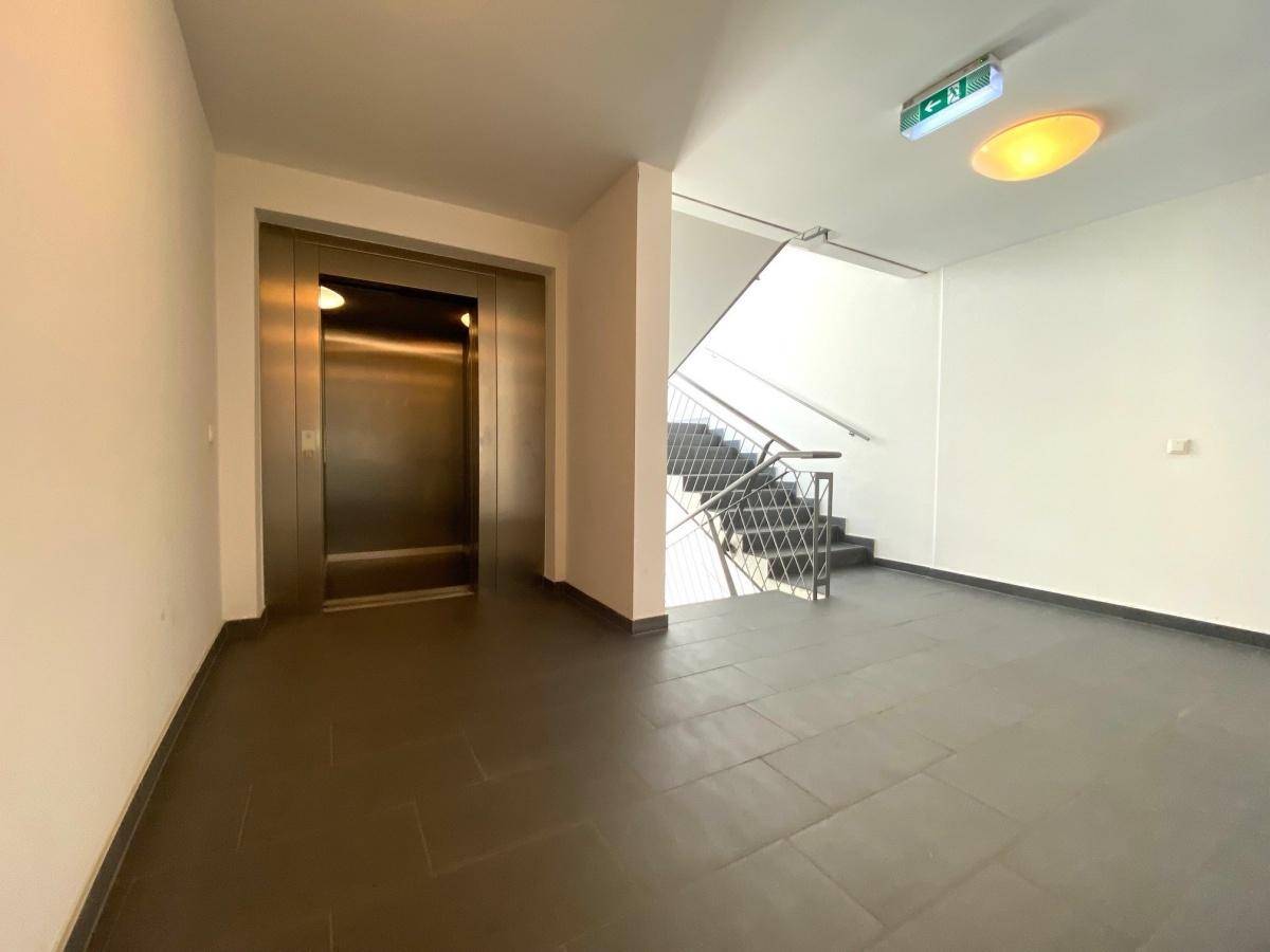 Eingangsbereich des Gebäudes mit Aufzug und Treppenhaus.