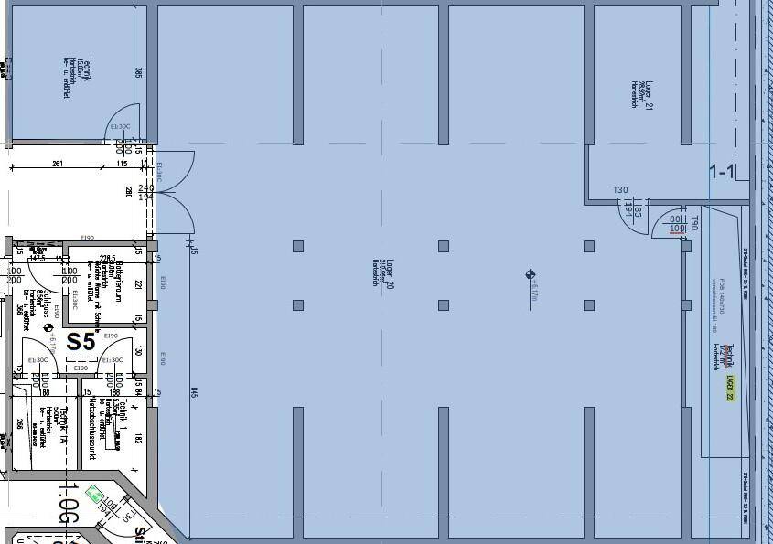 Grundrissplan zeigt große Lagerflächen mit Säulen und angrenzenden Technikräumen.