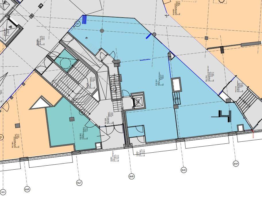 Detaillierter Grundriss einer Etage mit verschiedenen Räumen, Treppenhäusern und Aufzug.