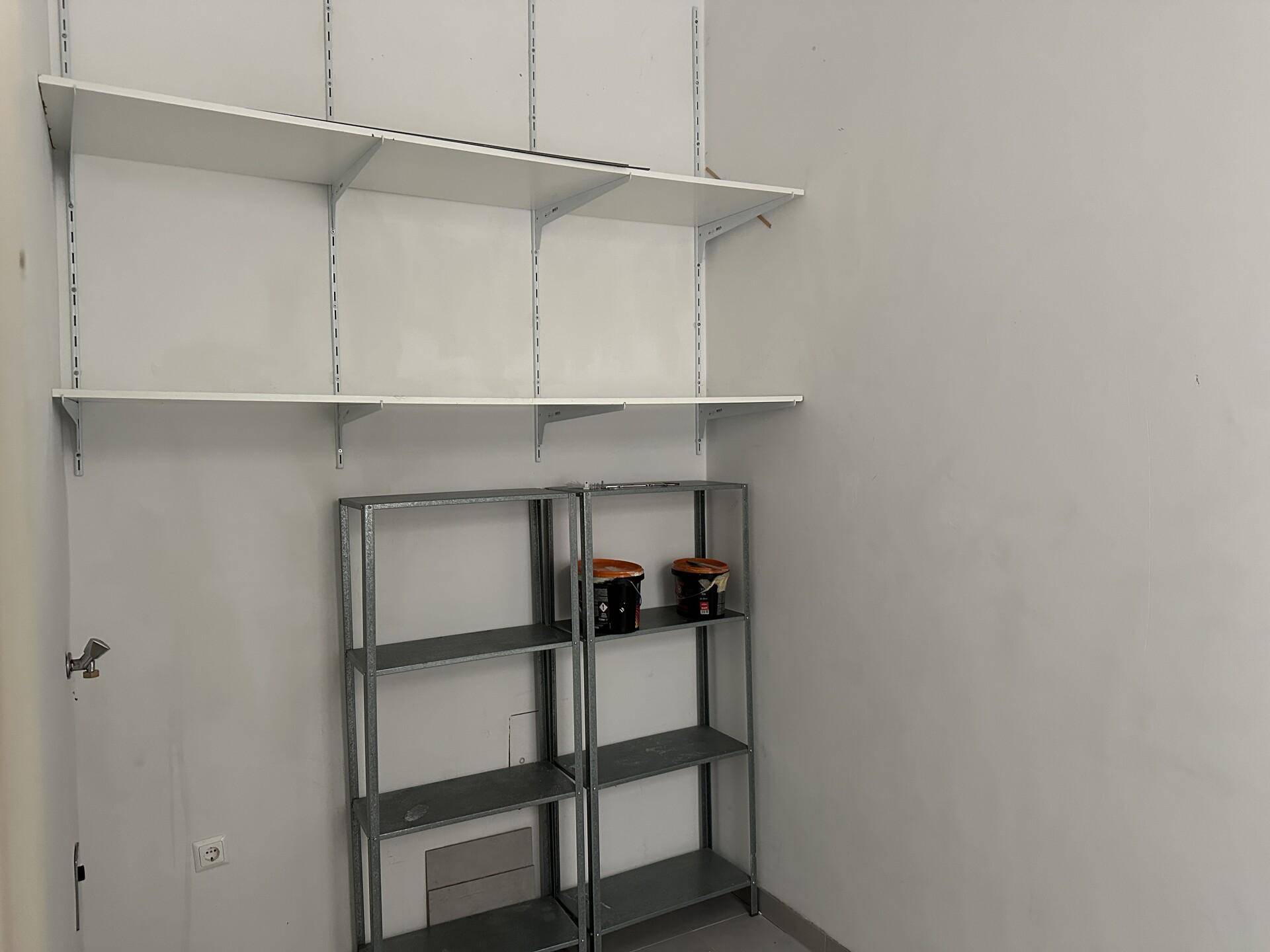 Praktischer Abstellraum mit Metallregalen und Wandregalen, ideal für zusätzlichen Stauraum.
