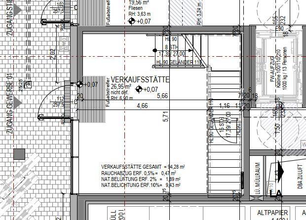 Detaillierter Grundrissausschnitt mit einer Verkaufsstätte, Treppenhaus und einem Aufzug im Gebäude.