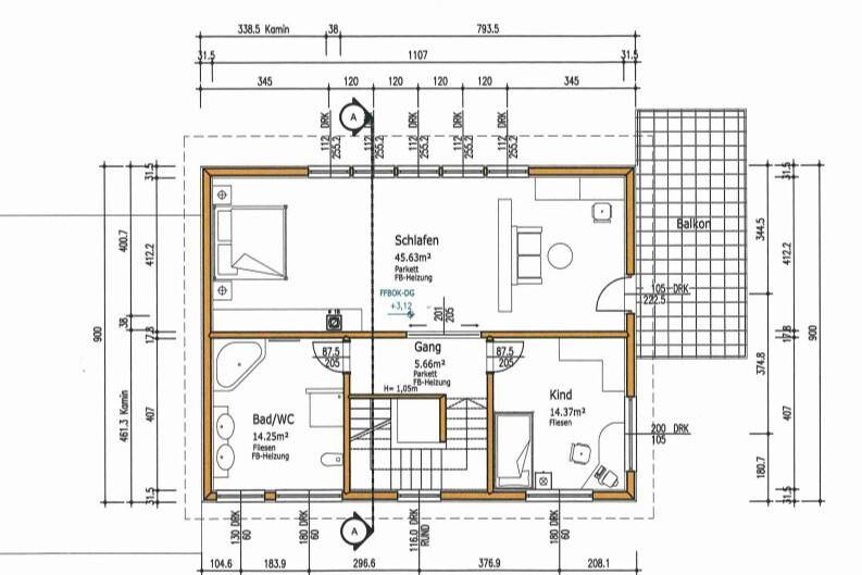 Grundriss des Obergeschosses mit zwei Schlafzimmern, Bad und Balkon.