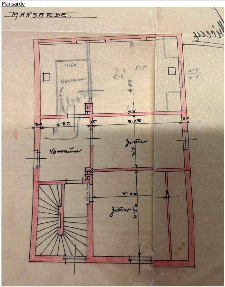 Grundriss der Mansarde mit mehreren Zimmern und einem Treppenaufgang, detailliert dargestellt.