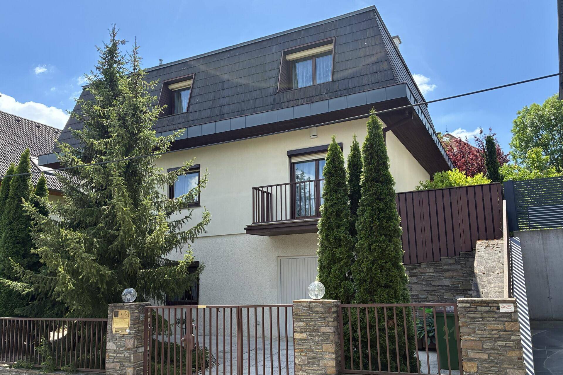 Charmantes Einfamilienhaus mit Mansarddach, Balkon und gepflegtem Vorgarten in sonniger Lage.