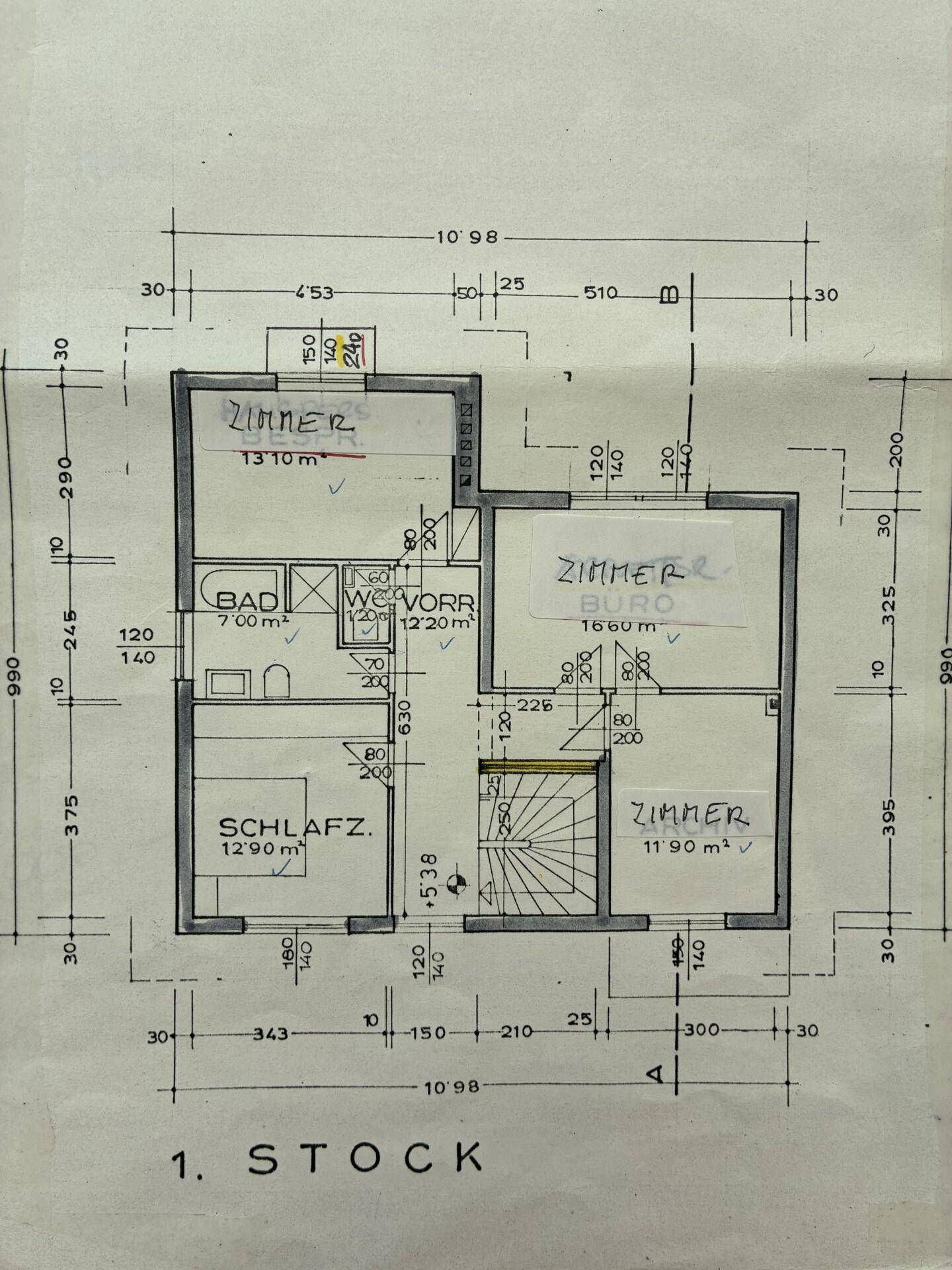 Grundriss des ersten Stocks mit Schlafzimmer, Bad, WC, Büro und weiteren Zimmern.